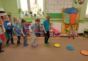 zdjęcie 4- zdjęcie przedstawia dzieci z grupy 4 podczas zabawy z wykorzystaniem ścieżki sensorycznej